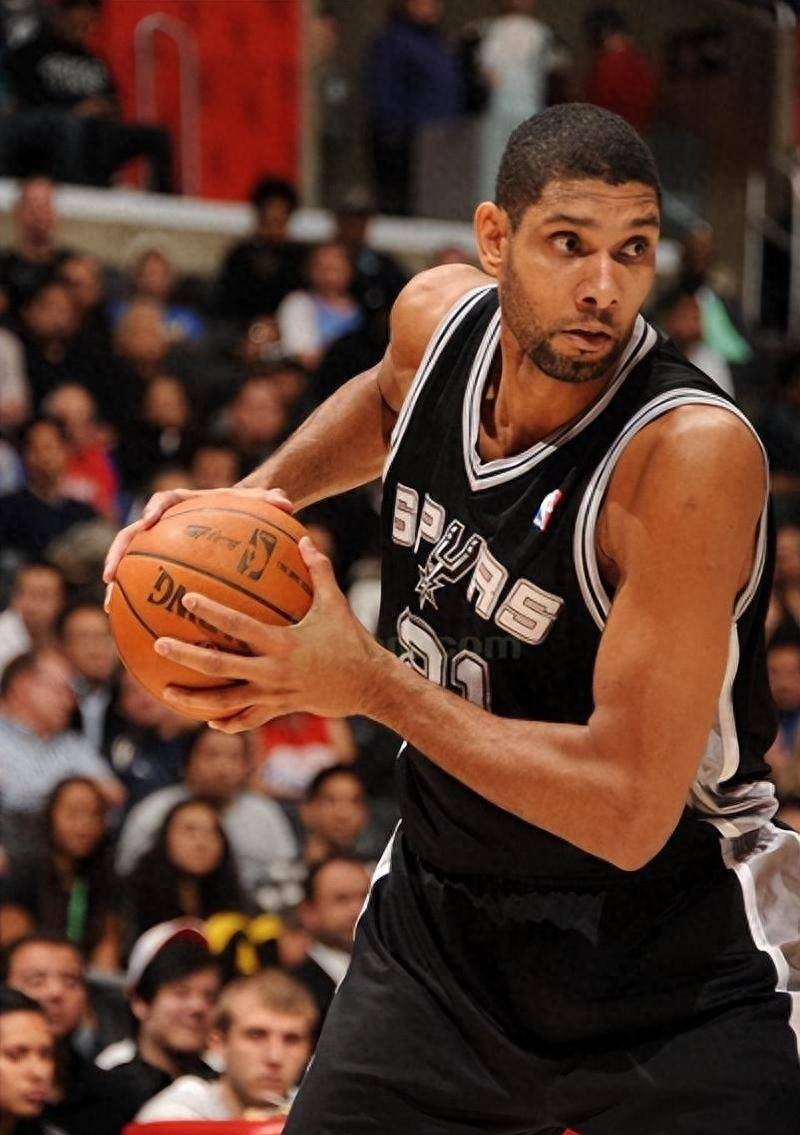 雪上飞驰，心向苍穹——滑雪运动的激情与蜕变（踏雪飞扬，志逐云天——滑雪的燃情与蜕变）