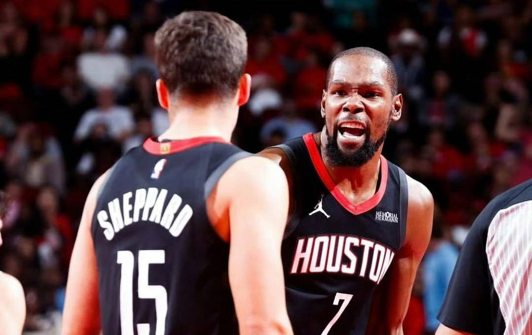 图片报：法兰克福队医私下为对手球员治疗，现已被开除（图片报称，法兰克福队医为对方球员私下看伤，已遭解雇）