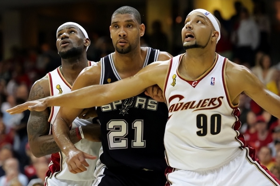 篮球勇士老将续约一年，球迷大呼：值得（勇士与老将再续一年，球迷直呼太值了）