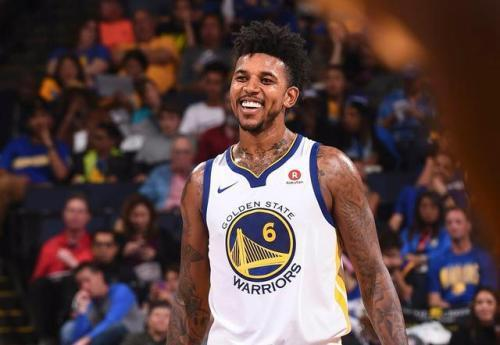 字母哥是现役为一队效力时间第三长的球员，仅次于库里和追梦（字母哥在同队效力时长居现役第三，仅逊库里与追梦）