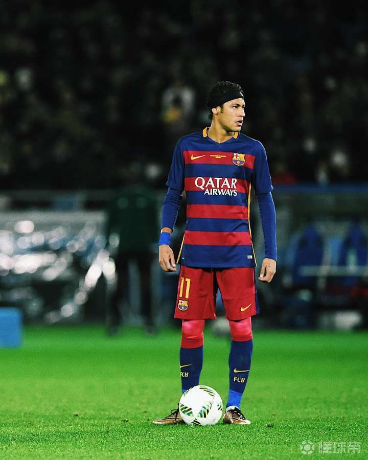 在对阵马竞的比赛中，巴萨球迷打出横幅表达对阿劳霍的支持（对阵马竞，巴萨球迷举横幅力挺阿劳霍）