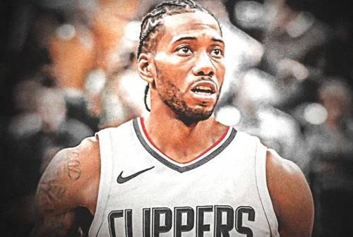 右脚踝囊受伤的基米希随德国队抵达卢森堡，走路仍有不便（基米希带伤随德国队抵达卢森堡，右踝囊受伤行走仍不便）