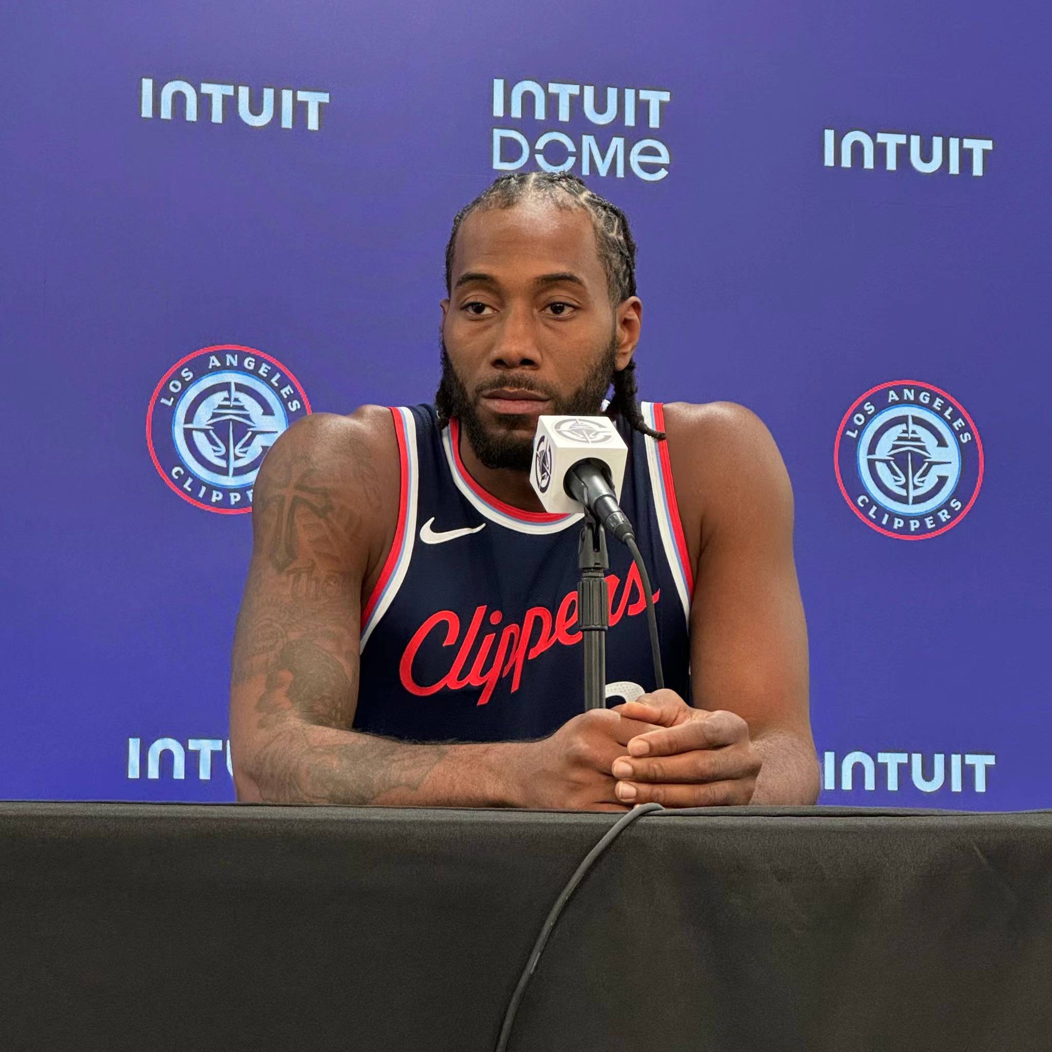 记者：阿坎吉因流感缺席训练，球员身体状况将于明日进行评估（记者：阿坎吉因流感缺席训练，身体状态将于明日评估）